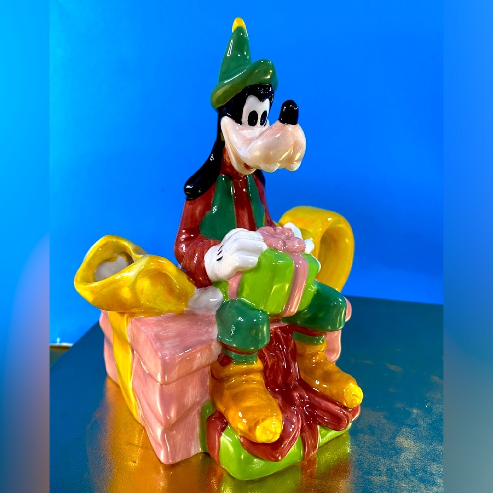 Walt Disney’s Goofy Creamer Santa’s Workshop Disney Store 90’s Handpainted